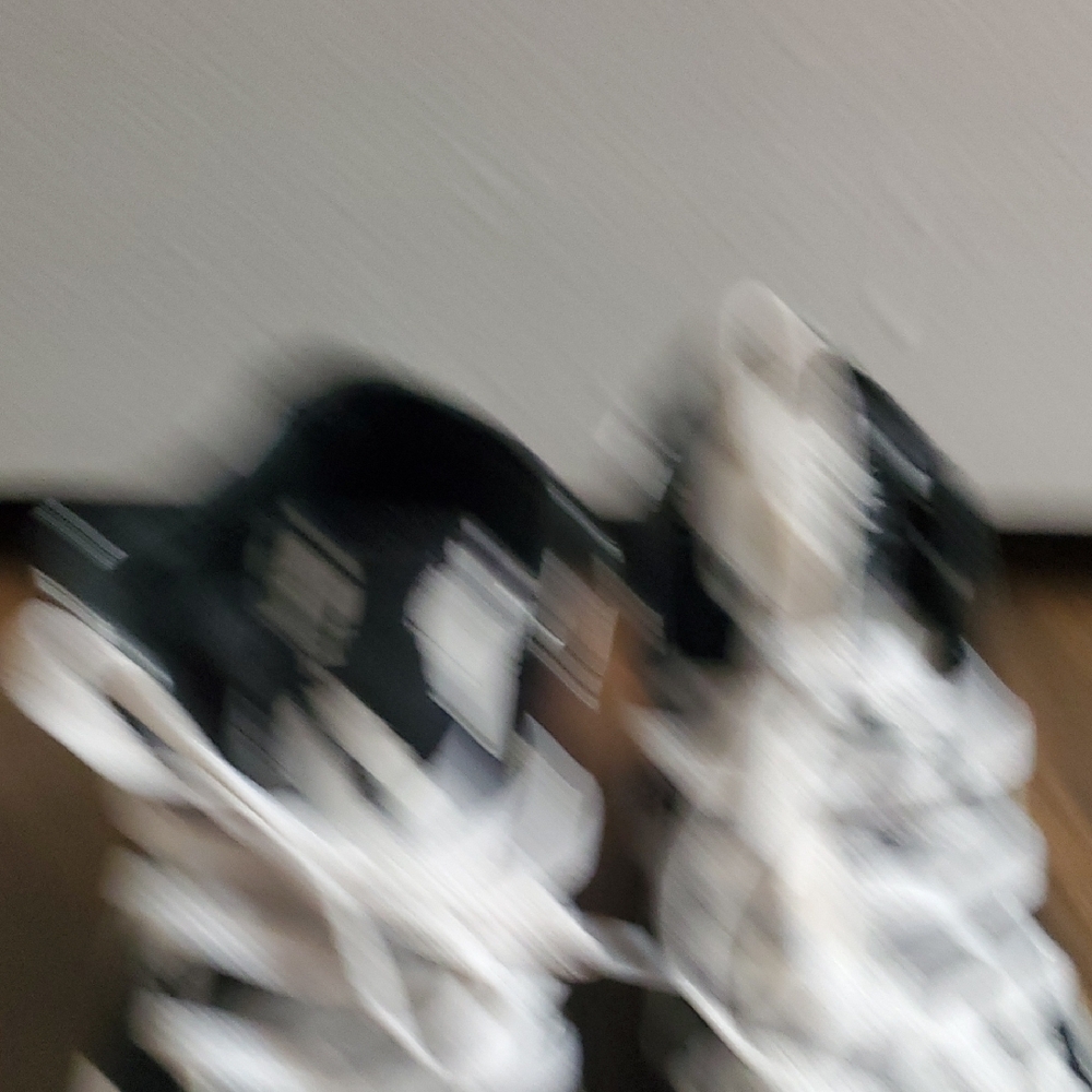 Converse Black and White Lip Print Sneakers - Picture 6 of 8